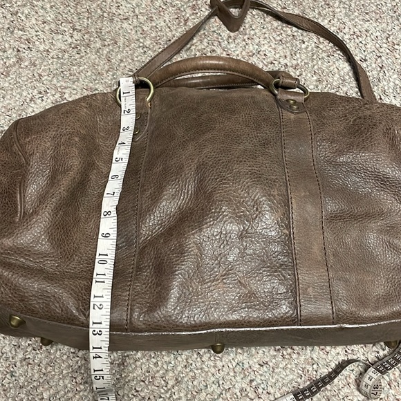 I Medici itilian leather duffle bag with padded handles & detachable crossbody - Picture 8 of 12